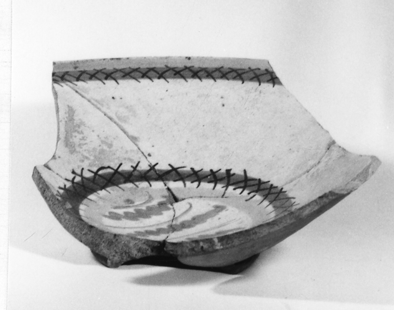 MEDAGLIONE CON SINUSOIDI (SCODELLONE/ FRAMMENTO) - MANIFATTURA VENETA (sec. XVII d.C)