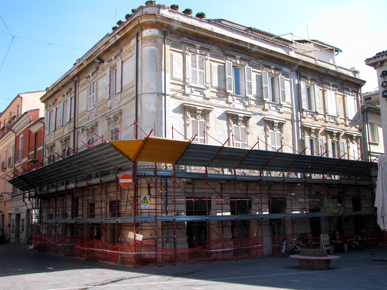 palazzo in piazza Orsini (palazzo) - Teramo (TE)  (XX, prima metà)