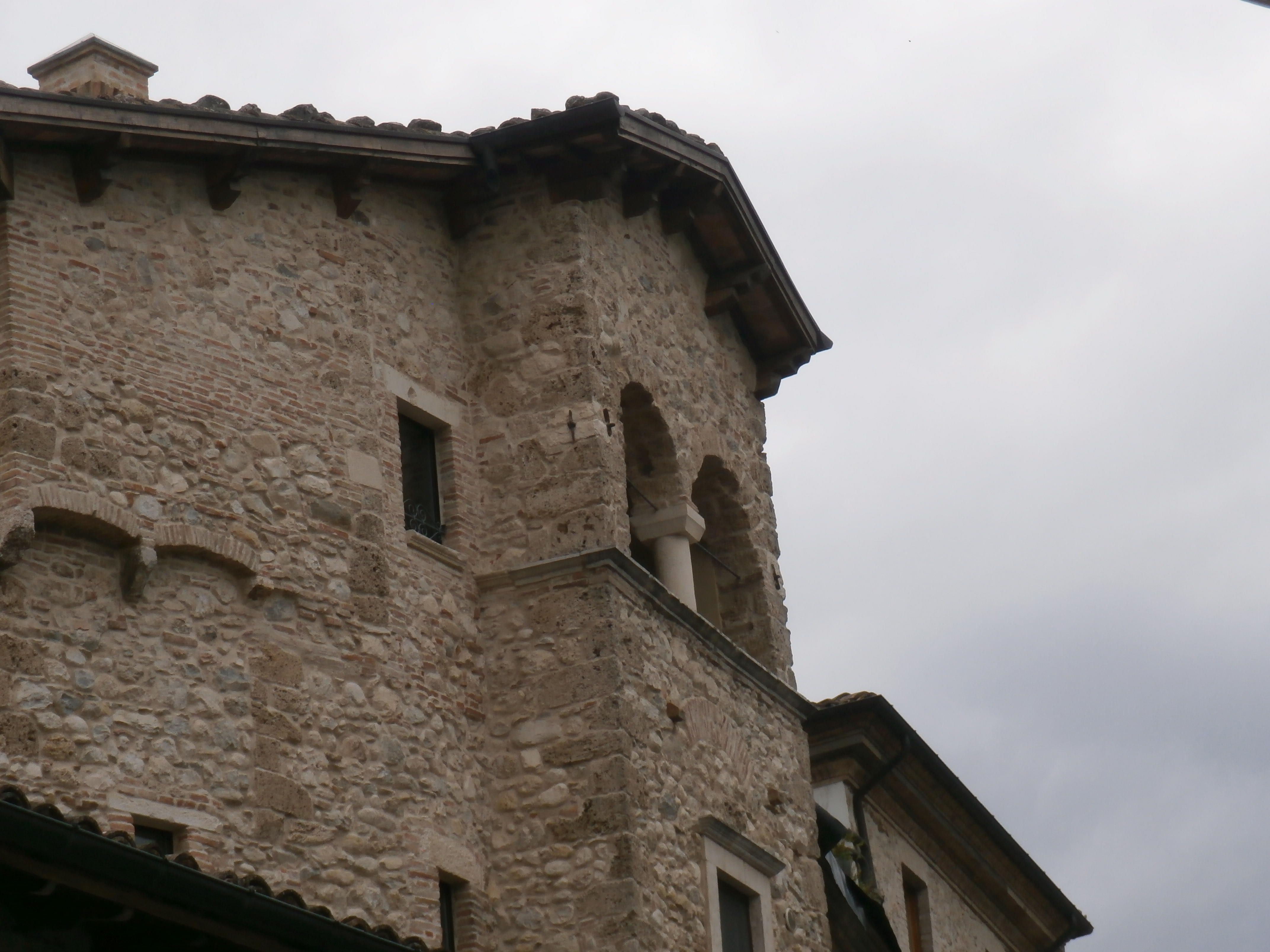 Palazzo in Piazza Mazzoni (casa, a torre) - Isola del Gran Sasso d'Italia (TE)  (XI)