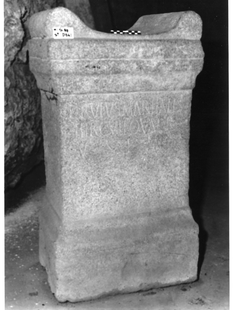 ara con epigrafe - ambito romano imperiale (sec. I d.C)