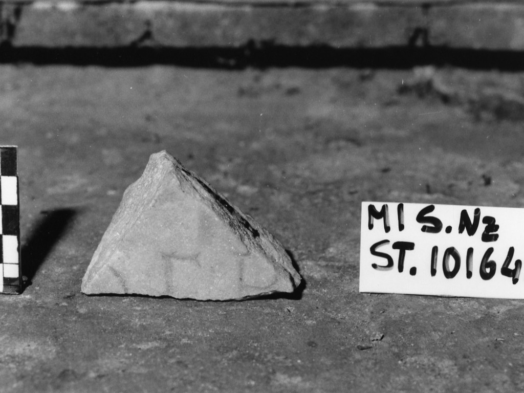 lastra con epigrafe/ frammento - ambito romano imperiale-tardoantico (sec. V d.C)