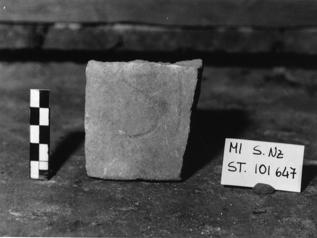 lastra con epigrafe/ frammento - ambito romano imperiale tardoantico (sec. V d.C)