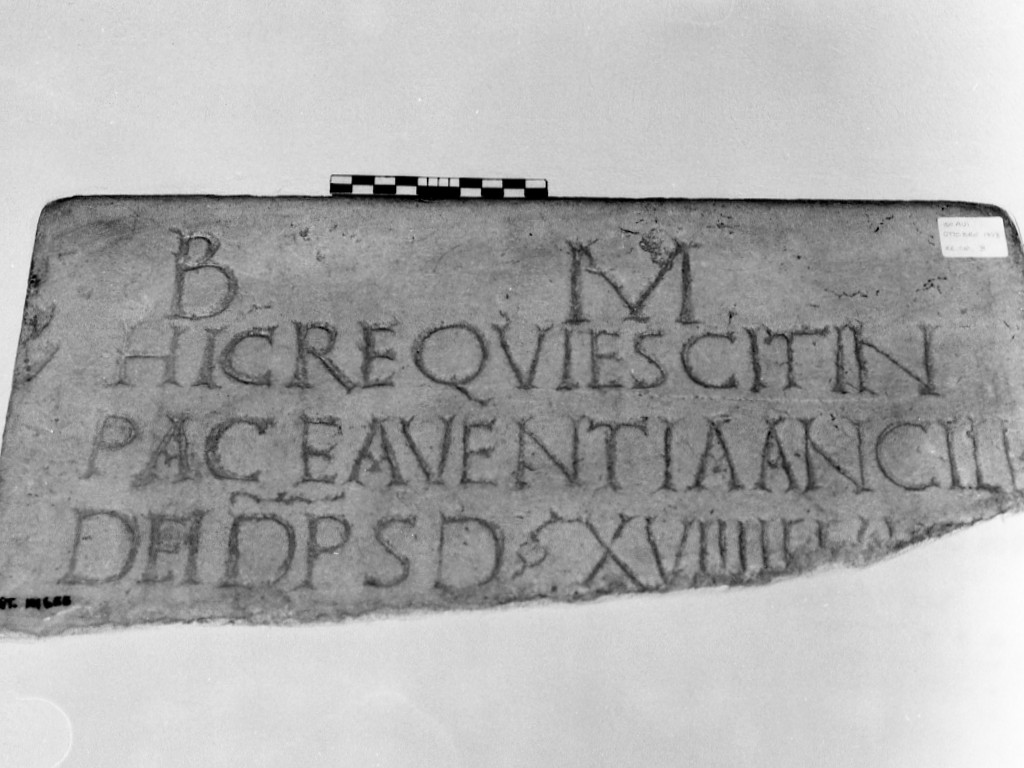lastra con epigrafe/ frammento - ambito romano imperiale tardoantico (secc. V-VI d.C)
