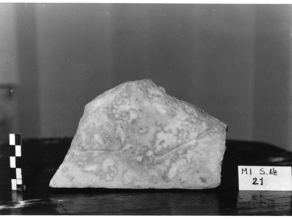 lastra con epigrafe/ frammento - ambito romano imperiale-tardoantico (secc. V-VI d.C)
