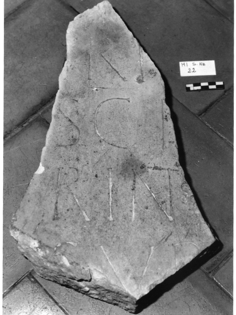 lastra con epigrafe/ frammento - ambito romano imperiale-tardoantico (sec. V d.C)