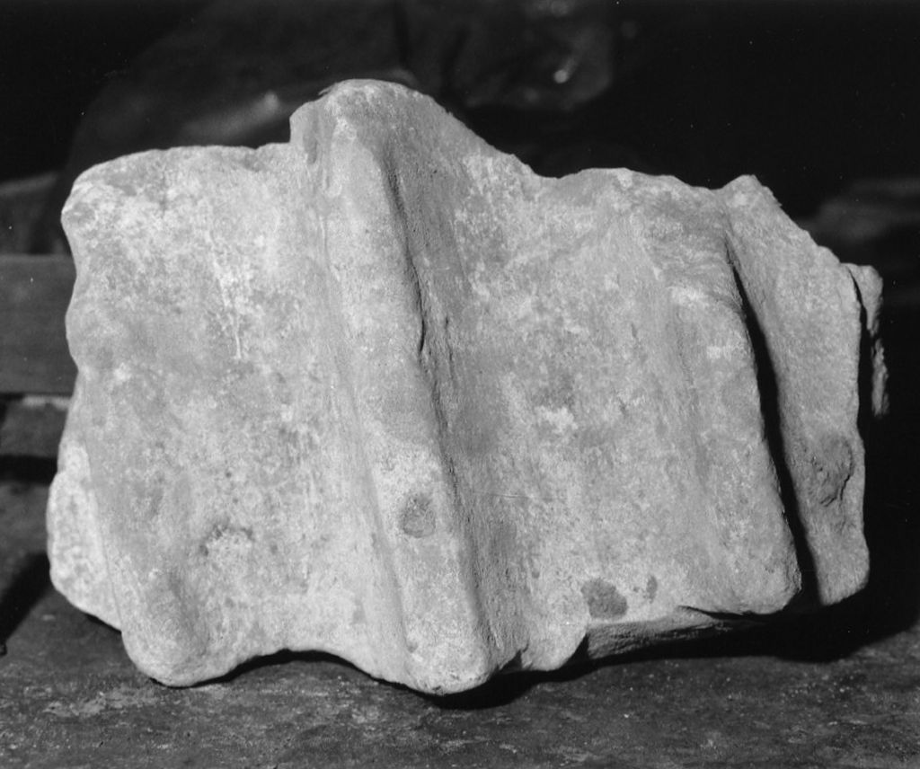 colonna/ frammento - ambito romano imperiale 