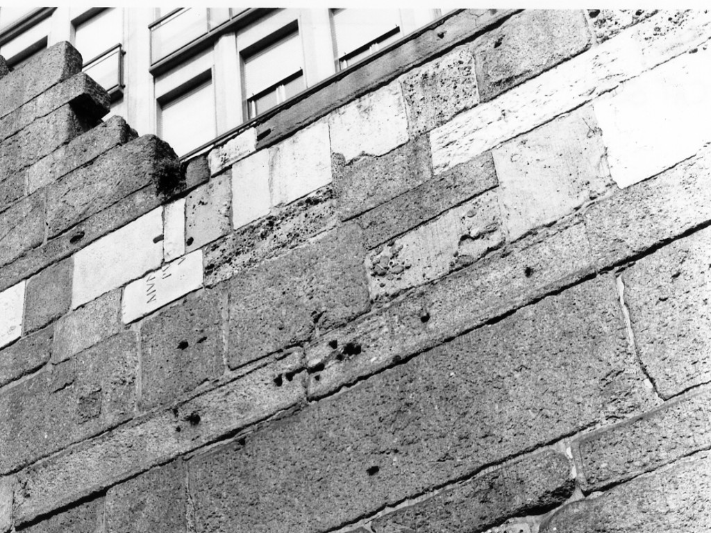 lastra con epigrafe/ frammento 