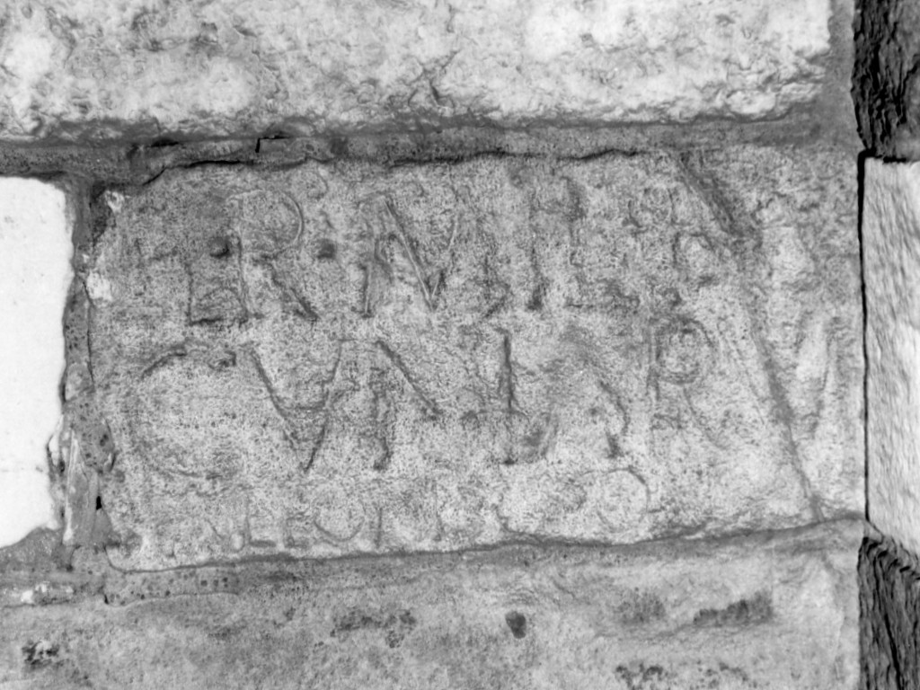 lastra con epigrafe/ frammento 