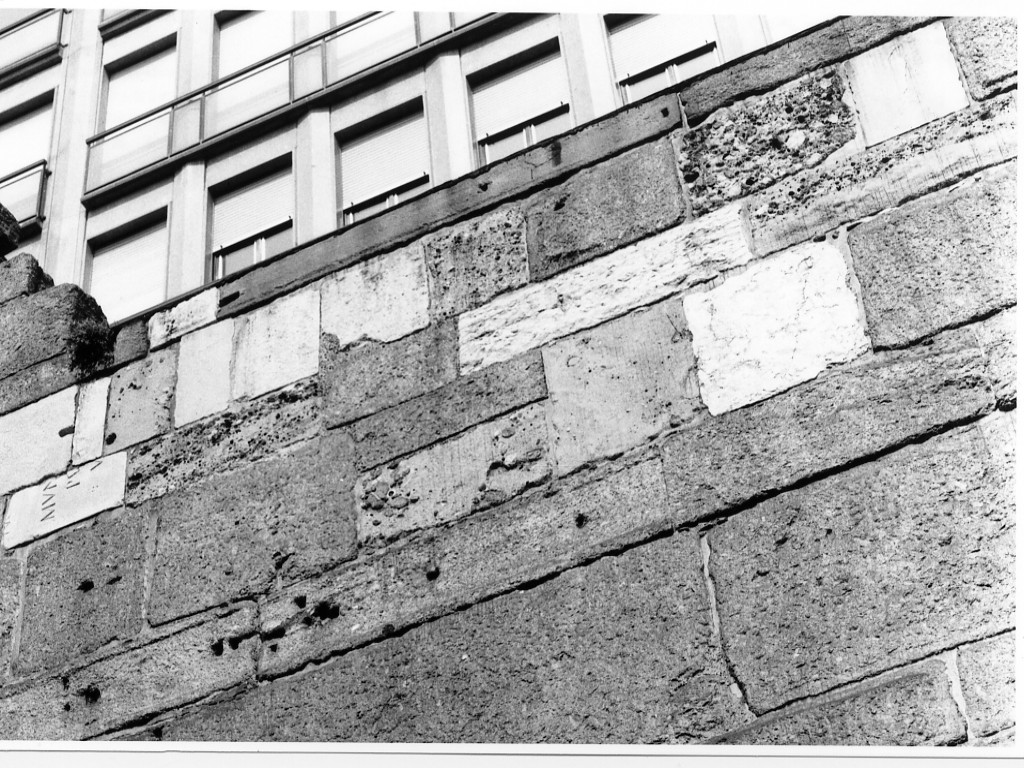 lastra con epigrafe/ frammento 