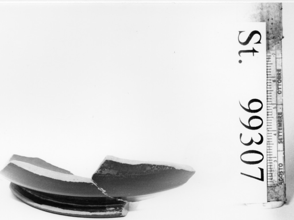 ciotola/ forma parzialmente ricostruibile - produzione attica (seconda metà sec. V a.C)