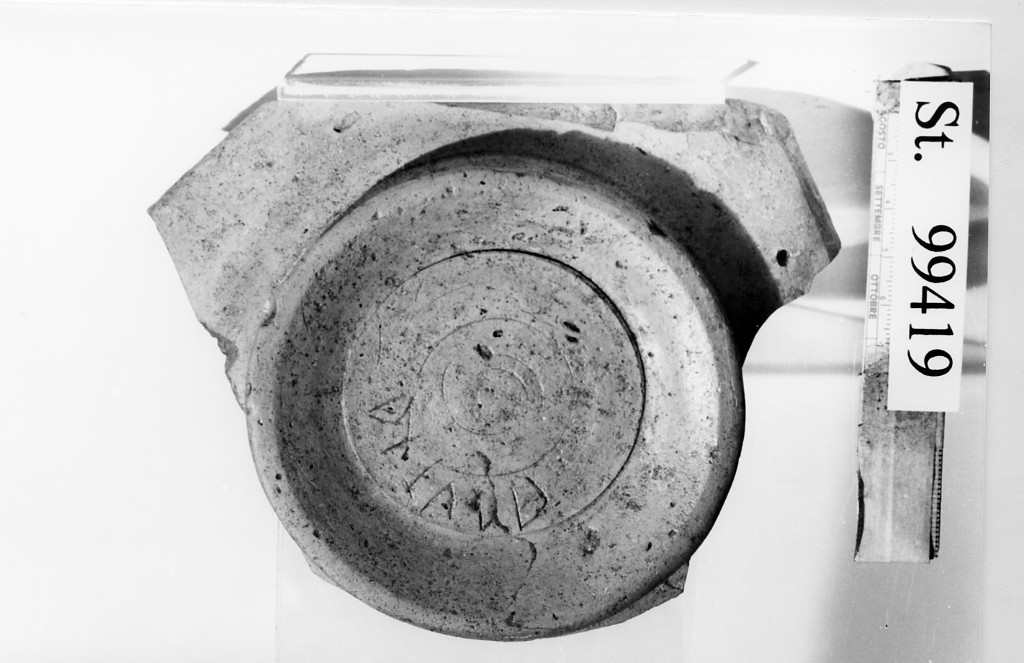 ciotola/ piede - produzione etrusca (seconda metà sec. IV a.C)