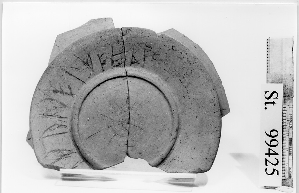 ciotola/ piede - produzione etrusca (seconda metà sec. V a.C)