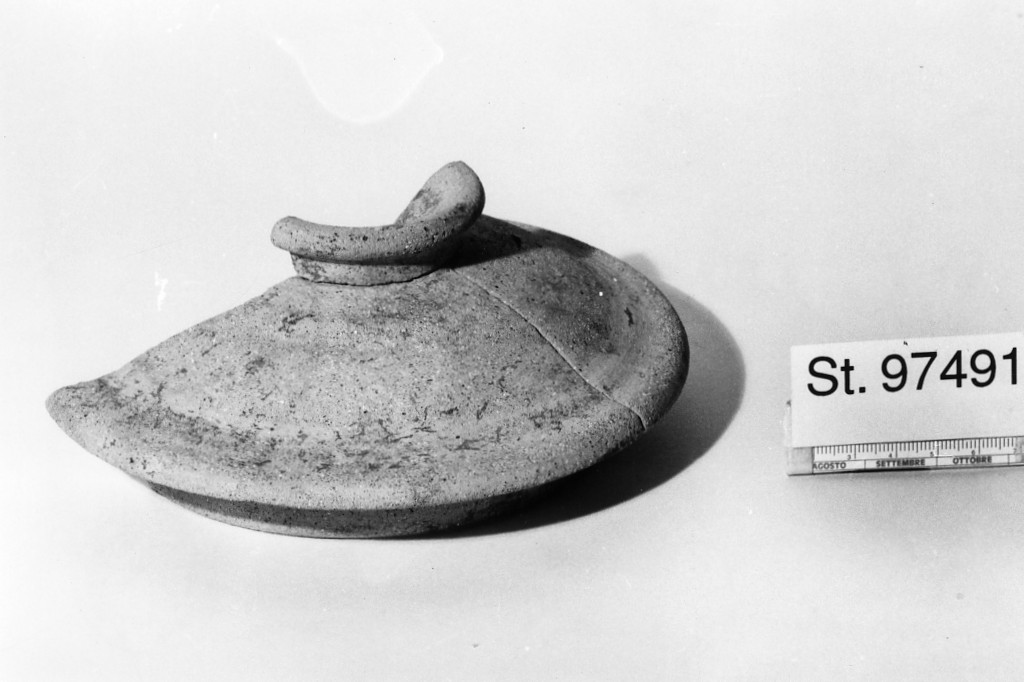 coperchio/ frammento, Casini-Frontini-Gatti 1986, tipo A - produzione etrusco-padana (sec. V a.C)