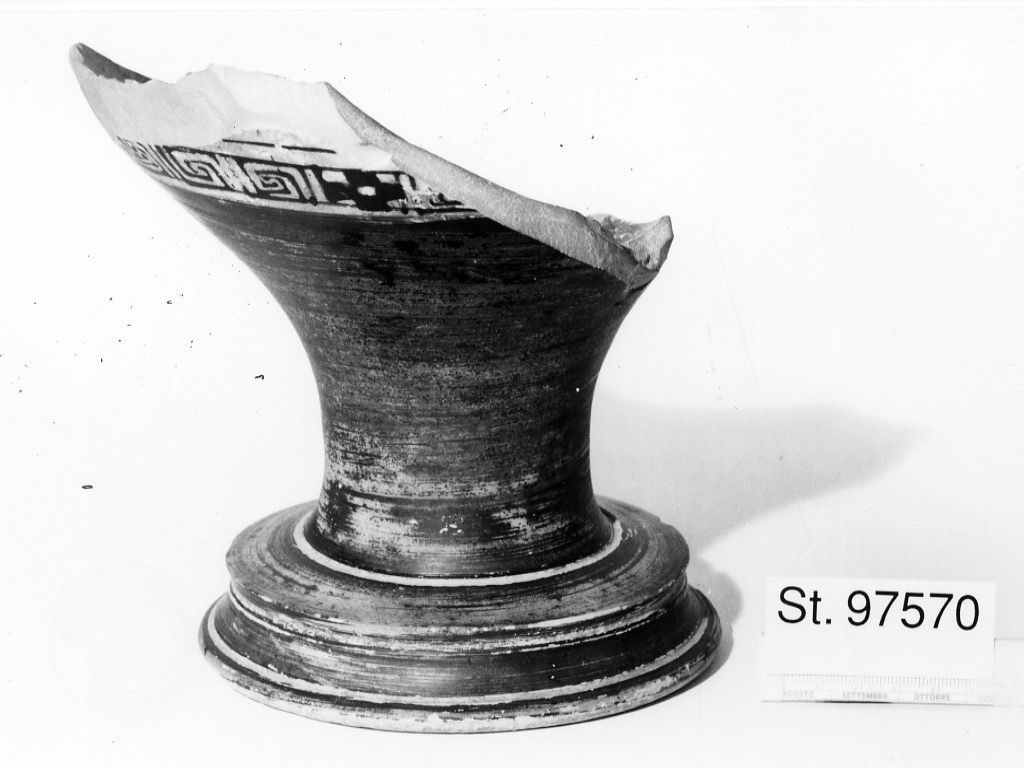 cratere a campana/ piede - produzione attica (prima metà sec. IV a.C)