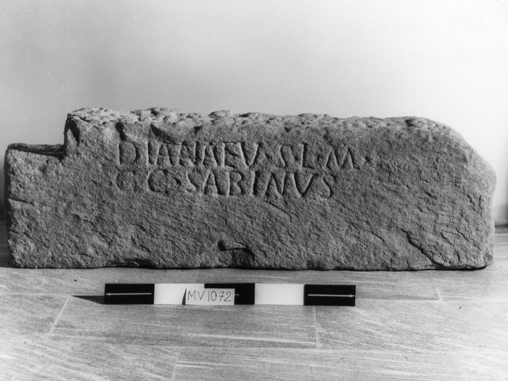 lastra votiva con epigrafe/ frammento (secc. II-III d.C)