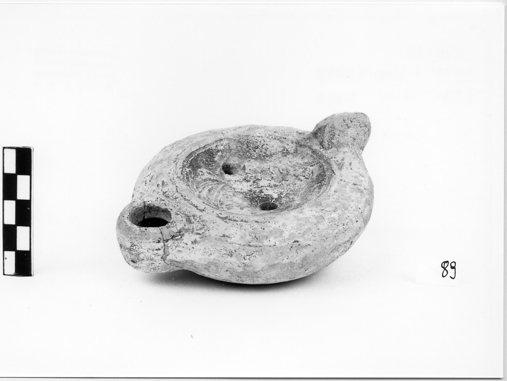 lucerna monolicne a becco rotondo, Mayes, tipo IB - ambito tardo-romano (fine/ inizio secc. IV-V d.C)