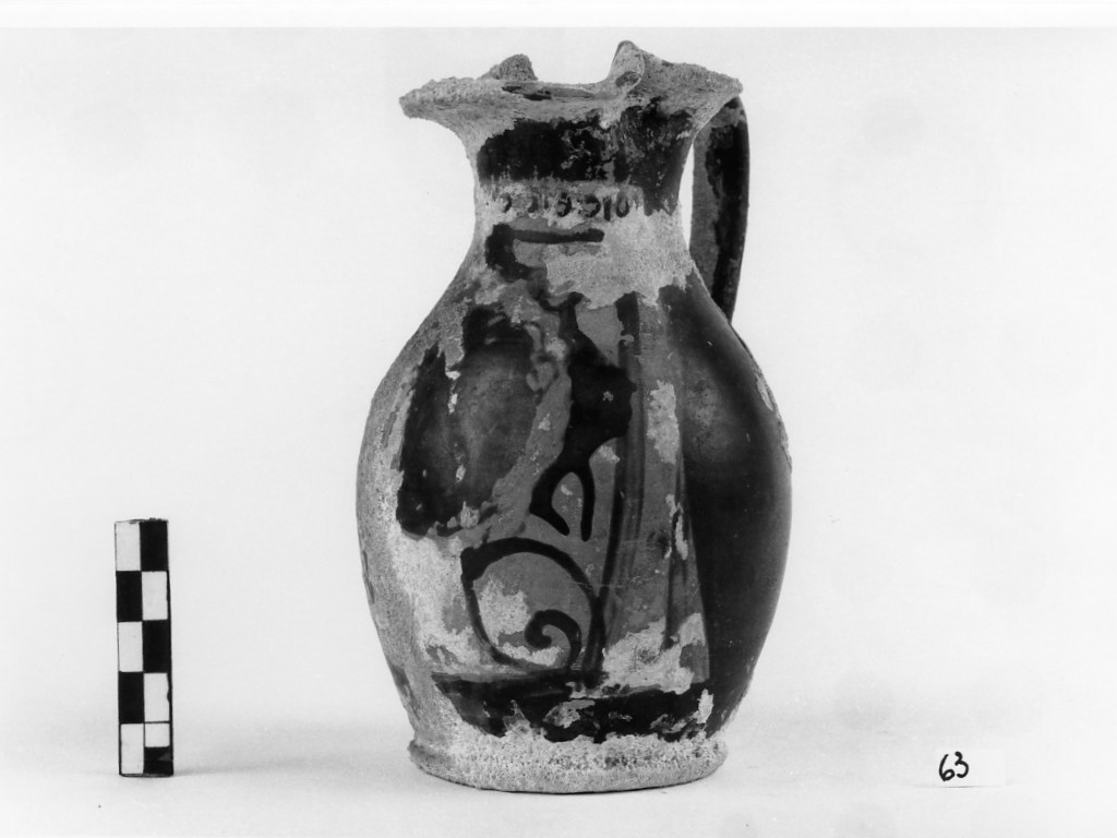 oinochoe a bocca trilobata - produzione apula (metà sec. IV a.C)