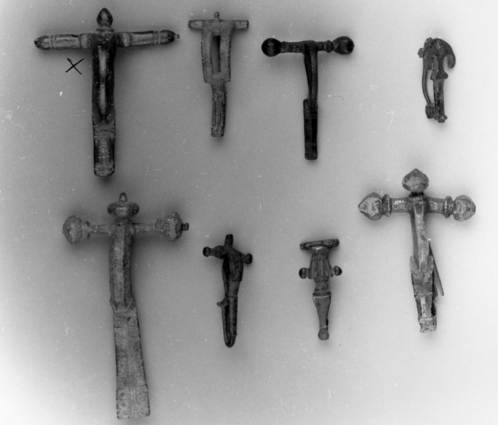 fibula a croce latina - ambito romano (prima metà sec. IV d.C)