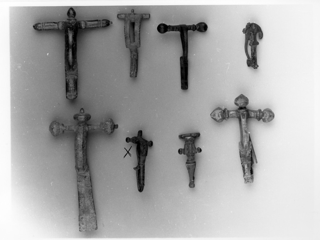 fibula a croce latina - ambito romano (prima metà sec. IV d.C)