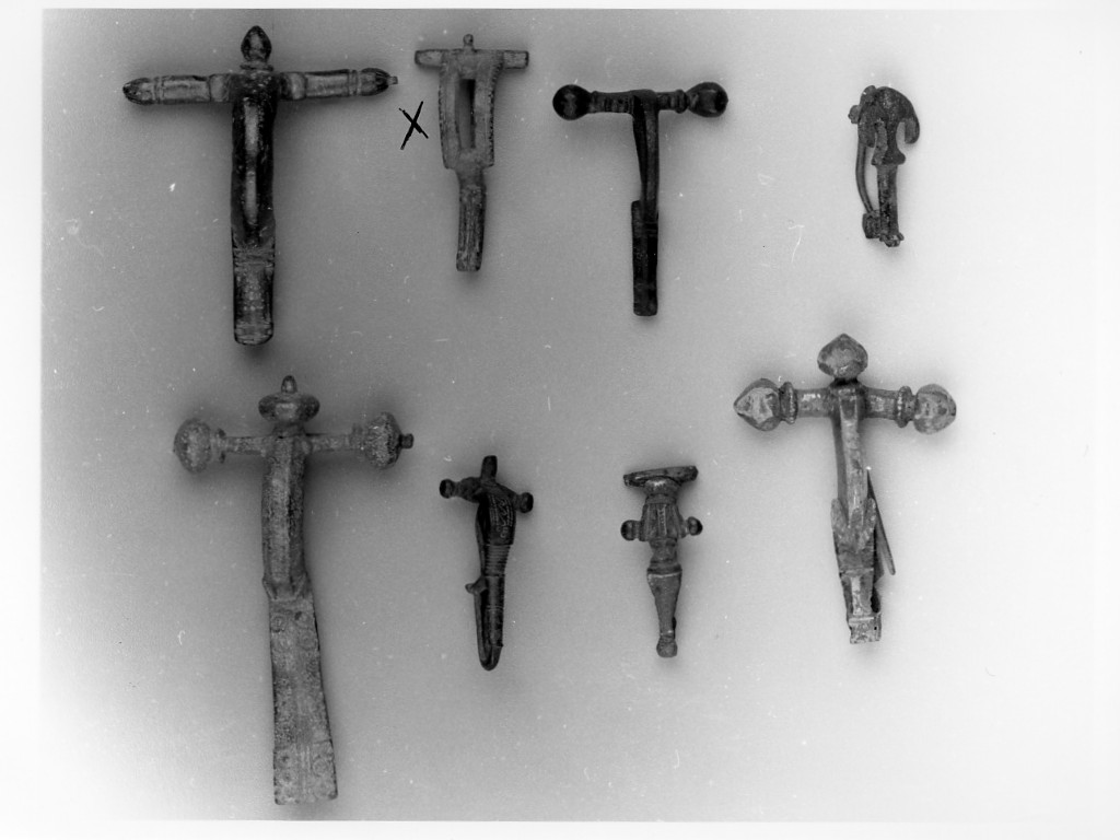 fibula ad arco trapezoidale - ambito romano (prima metà sec. IV d.C)