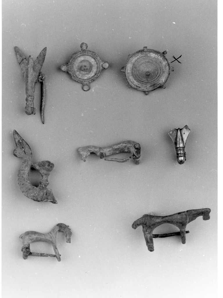 fibula con arco a disco - ambito romano (fine/ inizio secc. IV-V d.C)