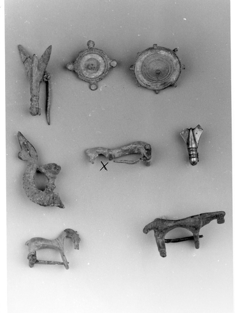fibula con arco a cavallo - ambito romano (fine/ inizio secc. IV-V d.C)