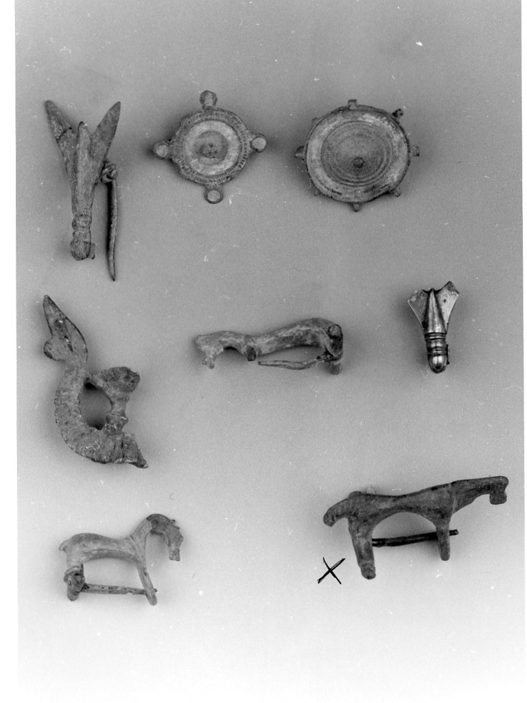 fibula con arco a cavallo - ambito romano (fine/ inizio secc. IV-V d.C)