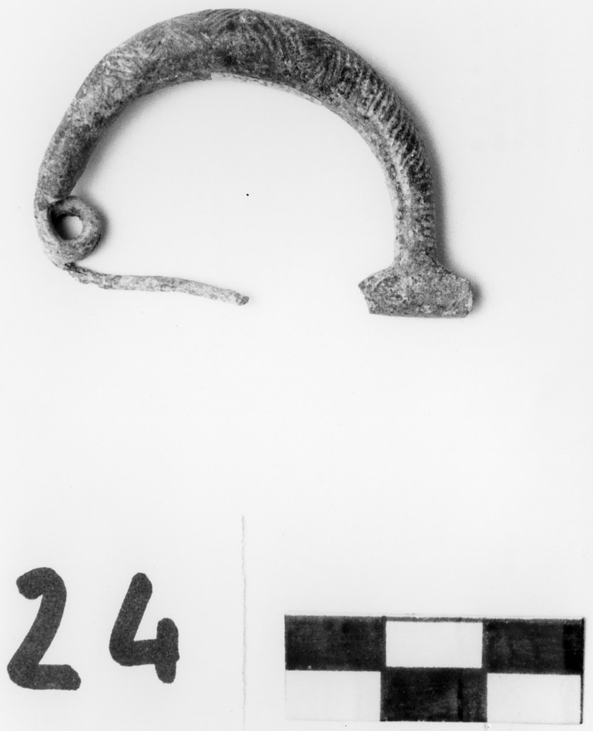 fibula ad arco ritorto (sec. VIII a.C)