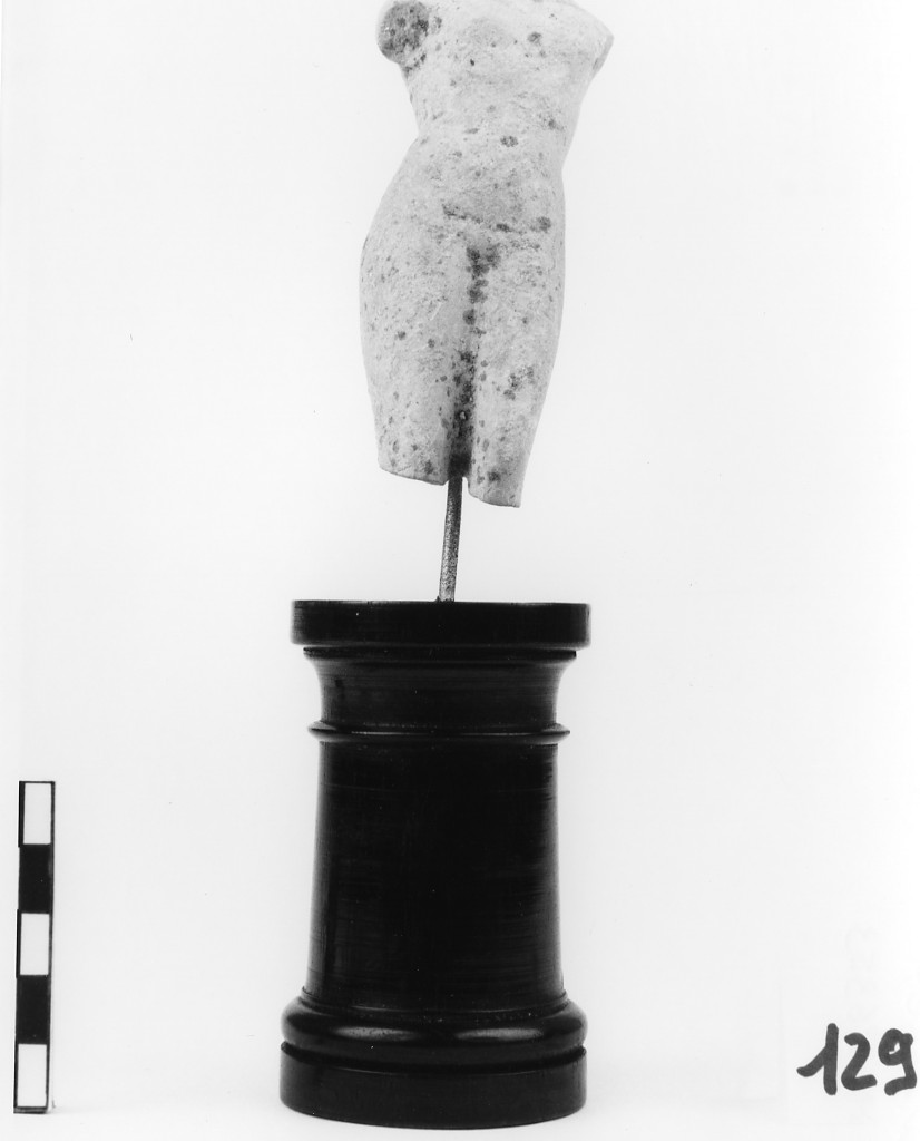 statuetta femminile/ frammento - ambito romano repubblicano (secc. II a.C. - I d.C)