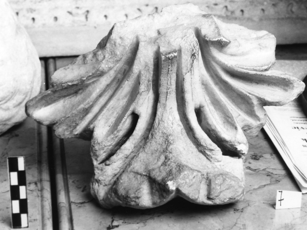 capitello/ frammento (seconda metà sec. II d.C)