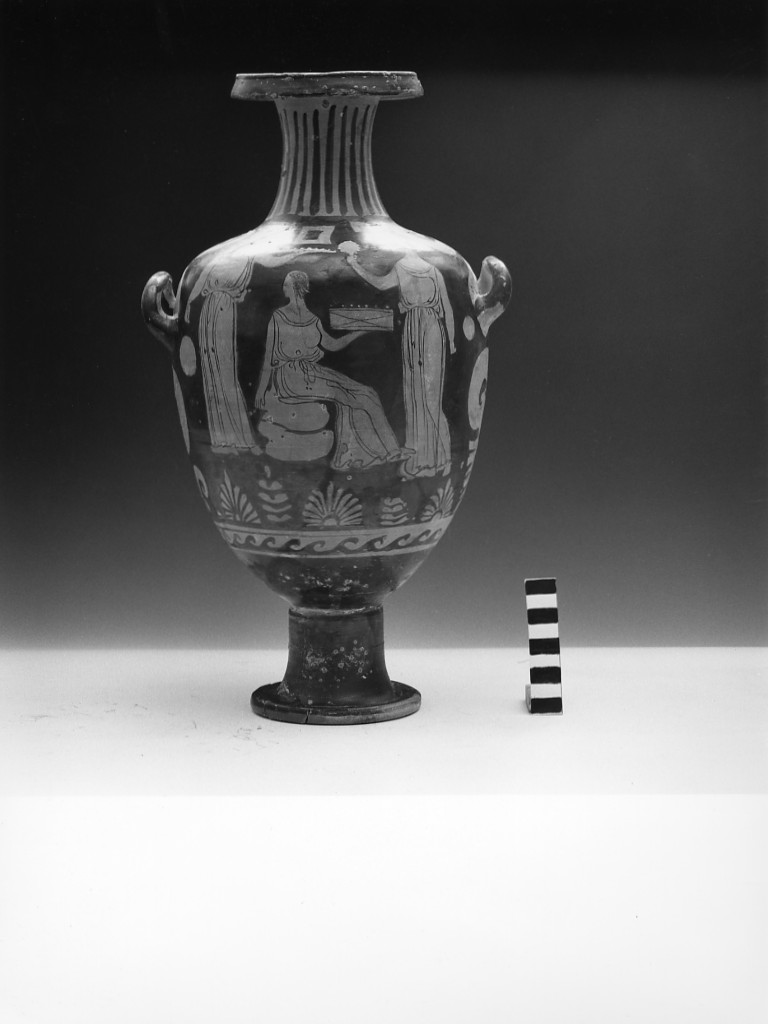 hydria - produzione campana, vicino al Gruppo apulizzante (sec. IV a.C)