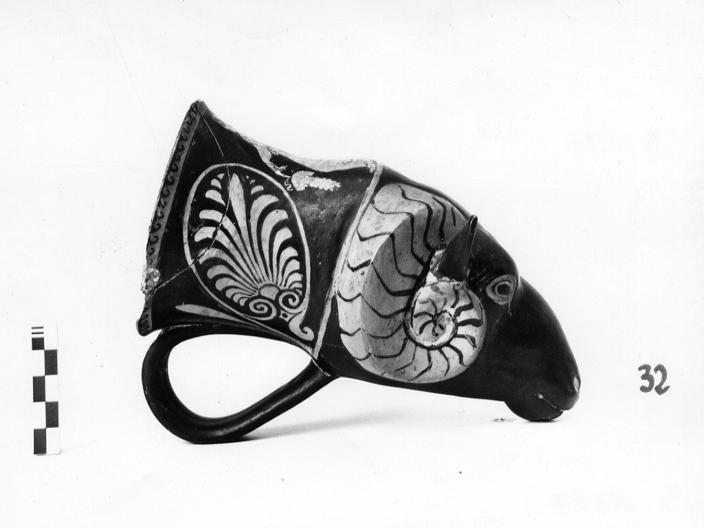 rhyton - produzione apula, Ornato Style (sec IV a.C)