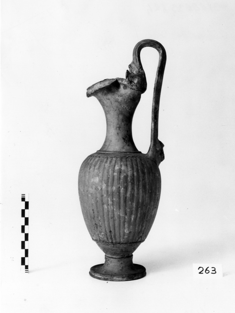 oinochoe - produzione ellenistica dell'Italia Meridionale (sec III a.C)