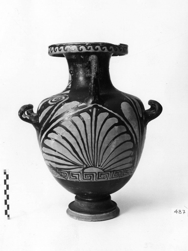 hydria - produzione apula, Pittore di Karlsruhe 89 (sec IV a.C)