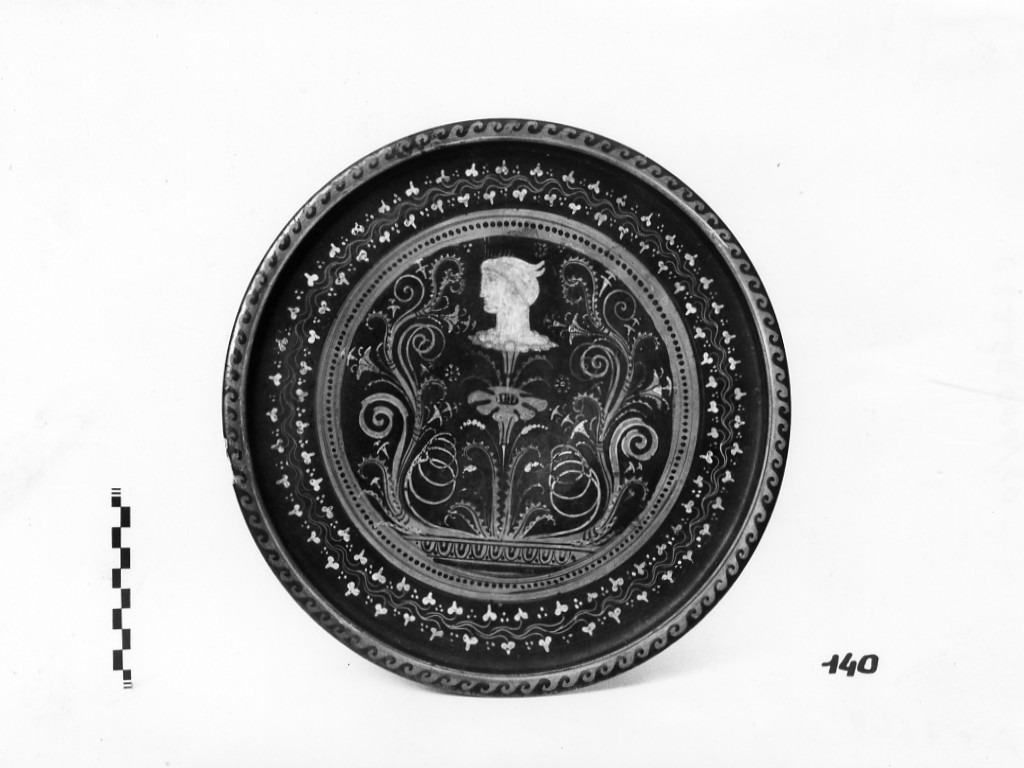 piatto - produzione apula (seconda metà sec. IV a.C)