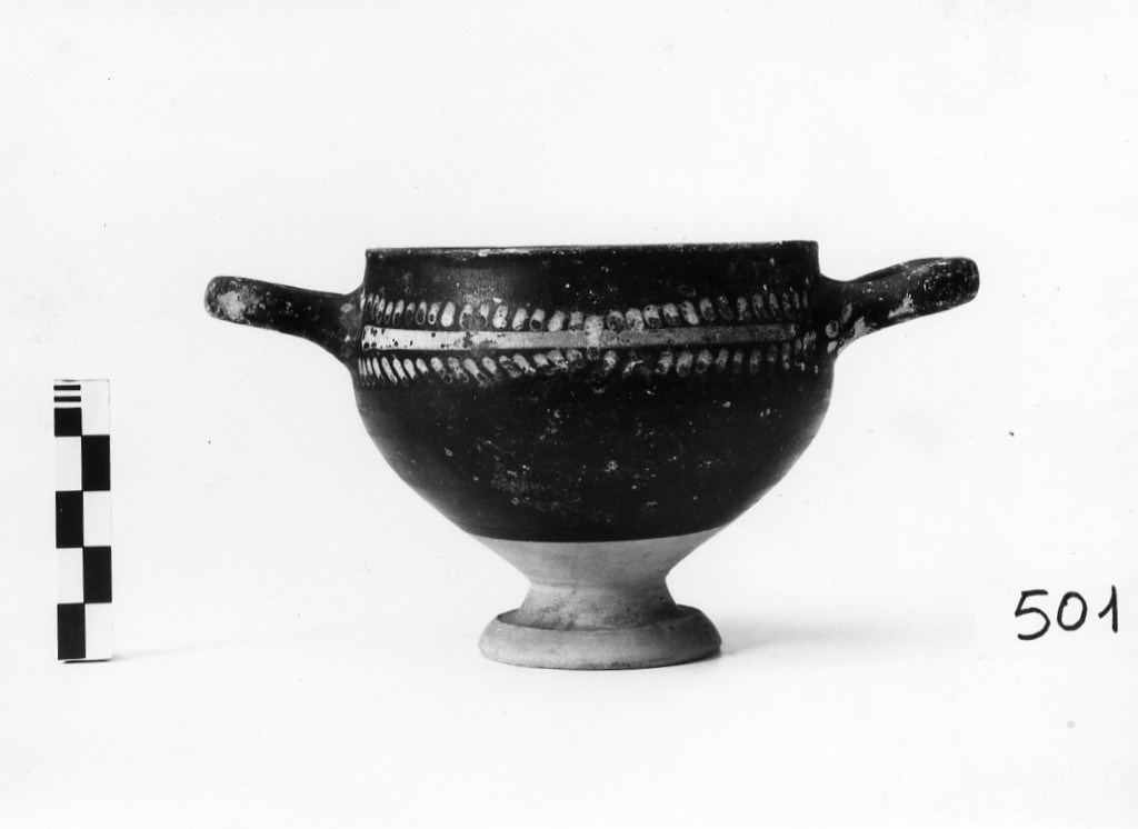 skyphos - produzione apula, fabbrica di Gnathia (fine/ inizio sec. IV/ III a.C)