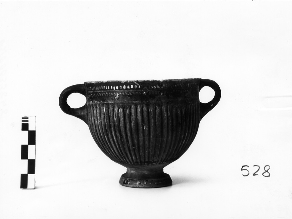 skyphos - produzione apula, fabbrica di Gnathia (fine/ inizio sec. IV a.C)