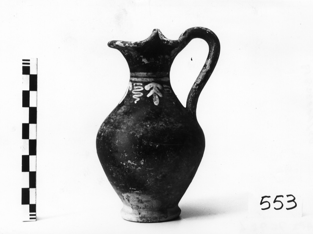 oinochoe a bocca trilobata - produzione apula, fabbrica di Gnathia (fine/ fine secc. IV/ III a.C)
