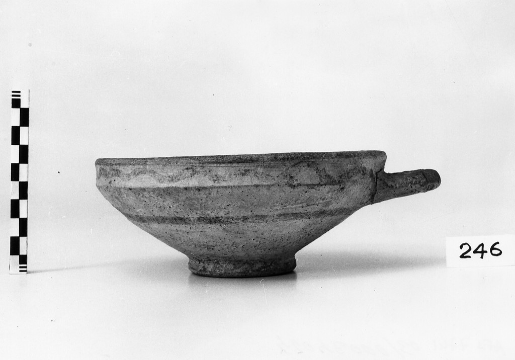 ciotola - produzione indigena italica (sec. IV a.C)