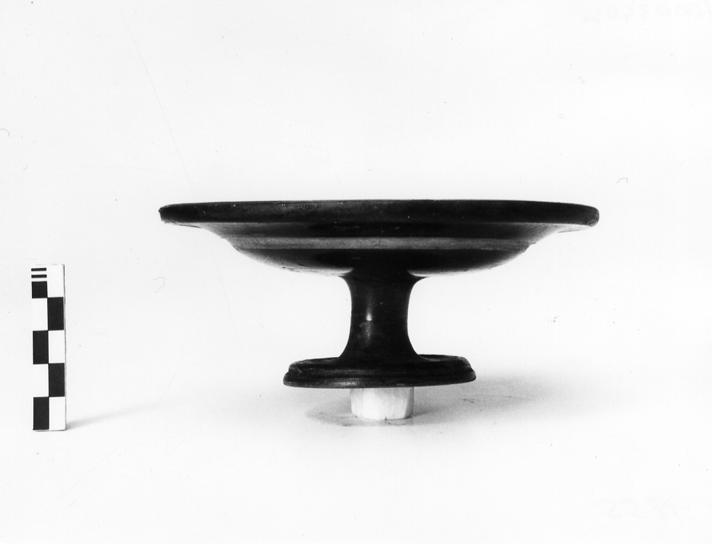 piattello su alto piede - produzione attica (fine sec. V a.C)