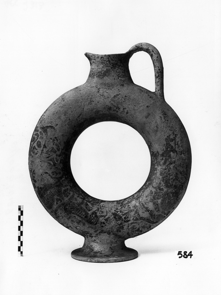 oinochoe ad anello - produzione italo-corinzia (primo quarto sec. VI a.C)