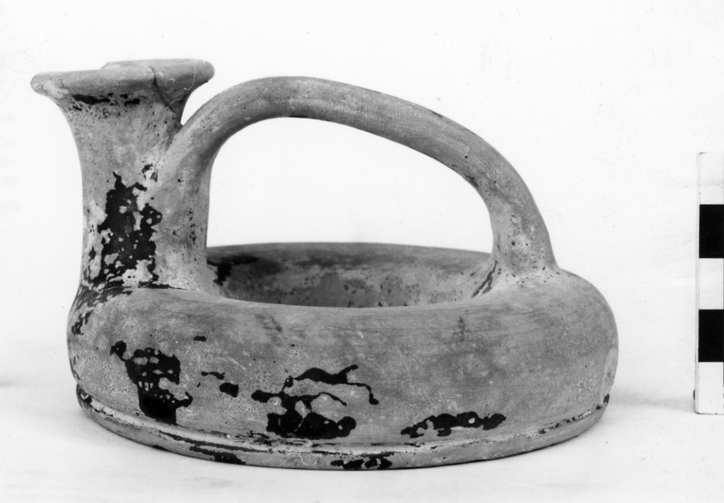 askos - produzione dell'Italia meridionale (seconda metà sec. IV a.C)