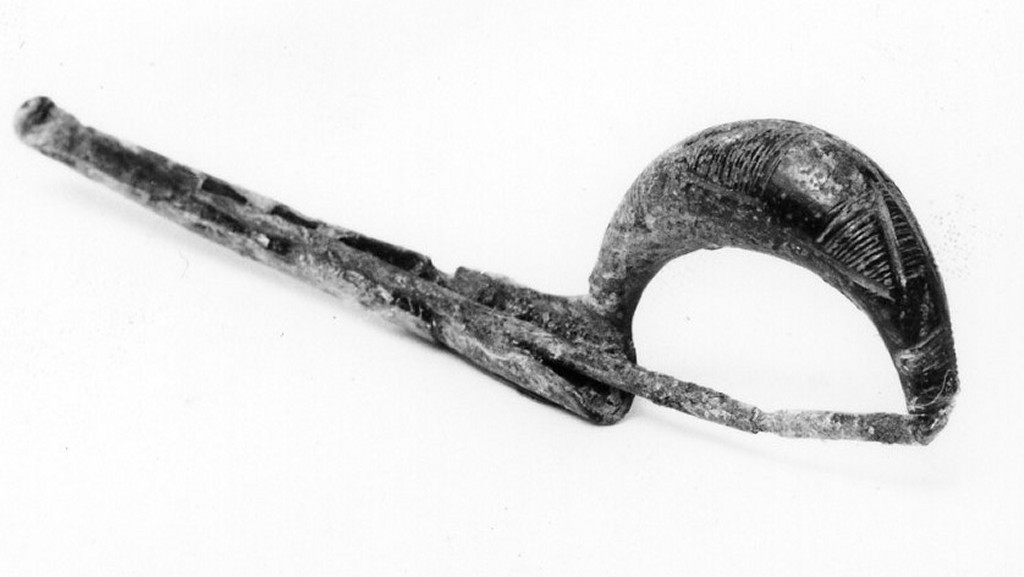 fibula a sanguisuga - Orientalizzante antico etrusco-laziale (fine/ inizio secc. VIII a.C.-VII a.C)