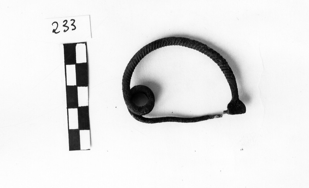 fibula ad arco (metà sec. IX a.C)