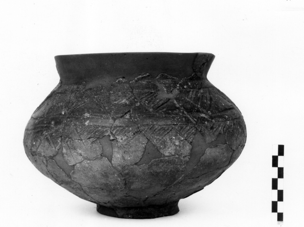 urna biconica - Cultura di Golasecca fase I-A 2 (sec. VIII a.C)