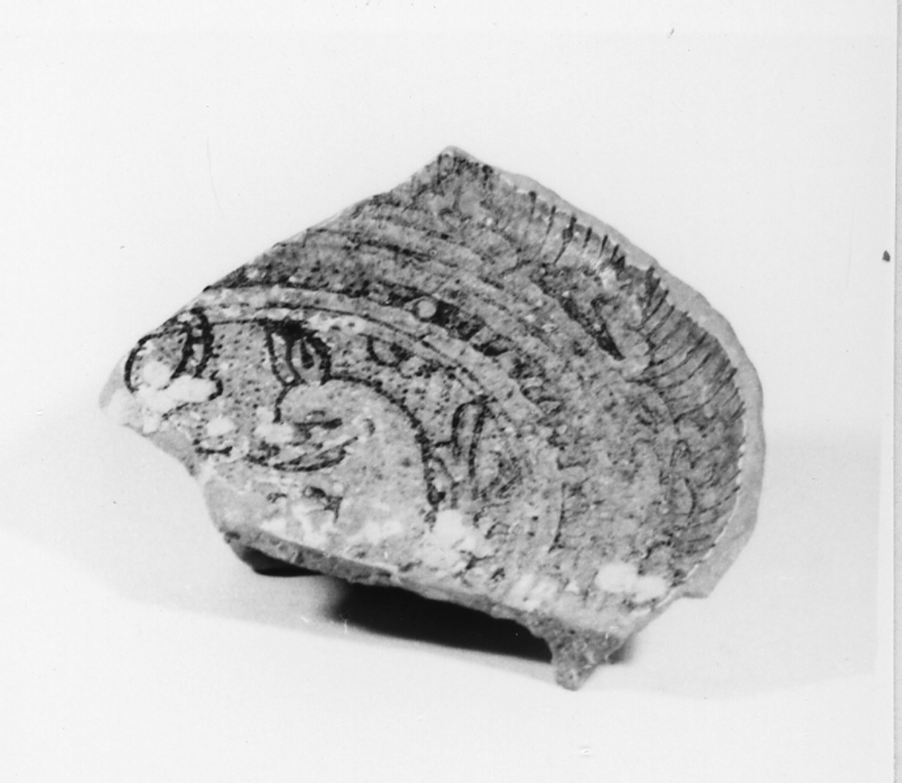 Cerbiatto entro hortus conclusus/ fiammelle (piattello/ fondo) - Manifattura veneta (XV-XVI)