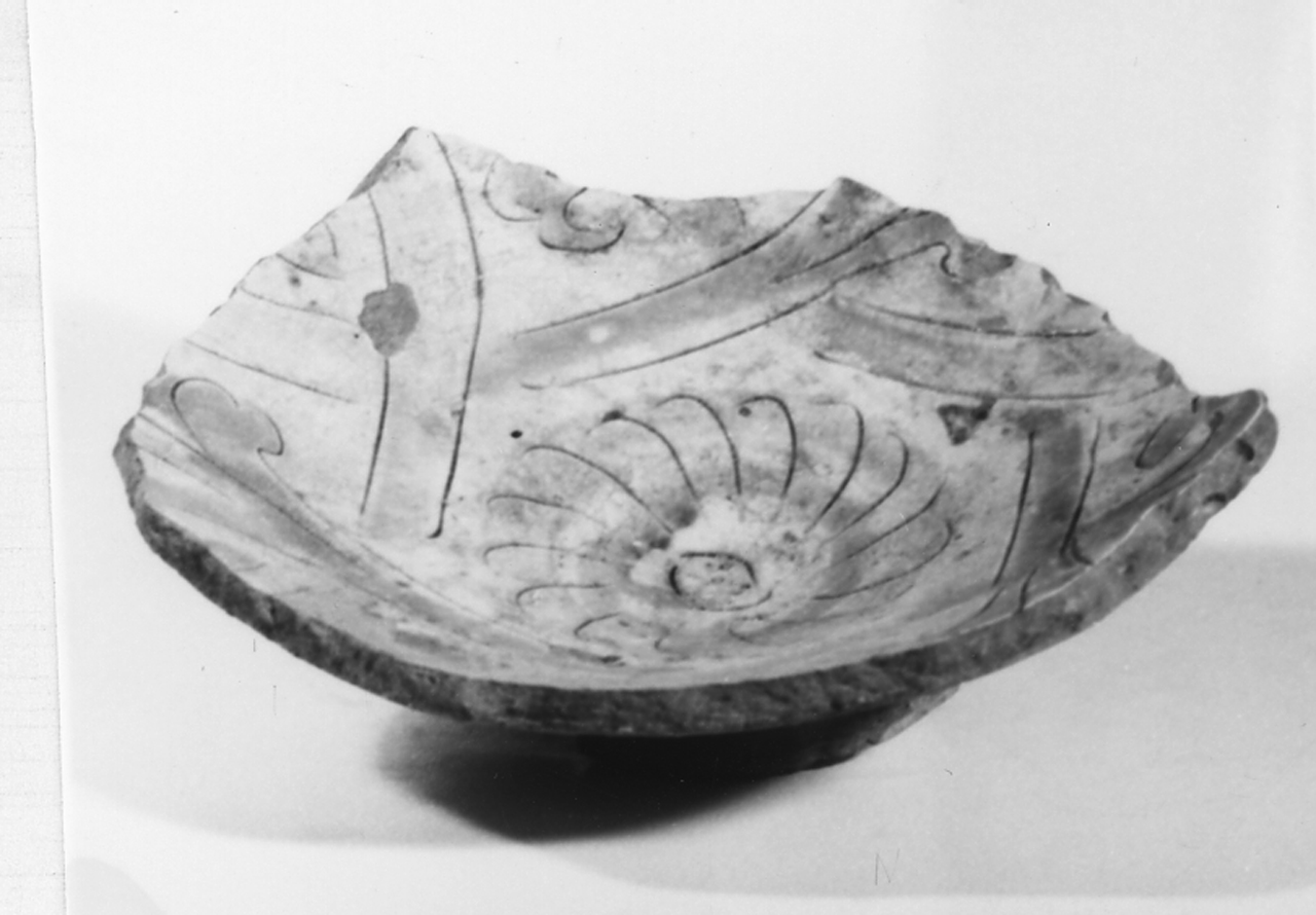 Motivi decorativi vegetali (scodellone) - manifattura veneta (XVI-XVII)