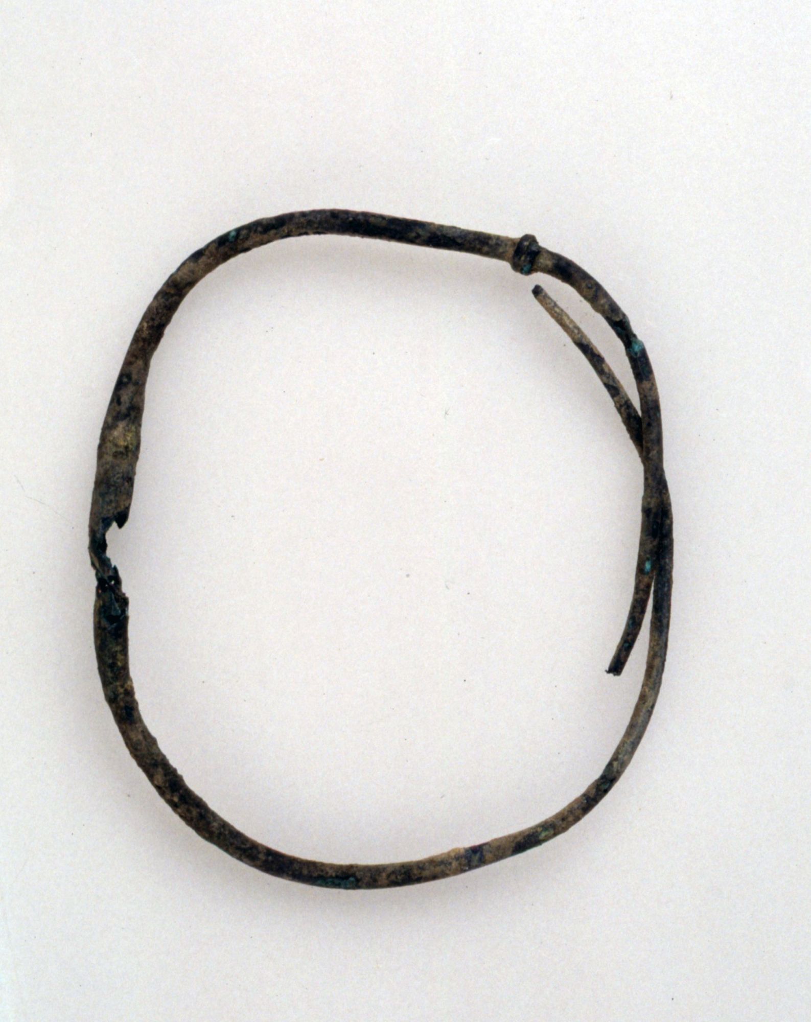 Armilla a navicella, Riha tipo Augst 26, variante 1 (Sec. II d. C)