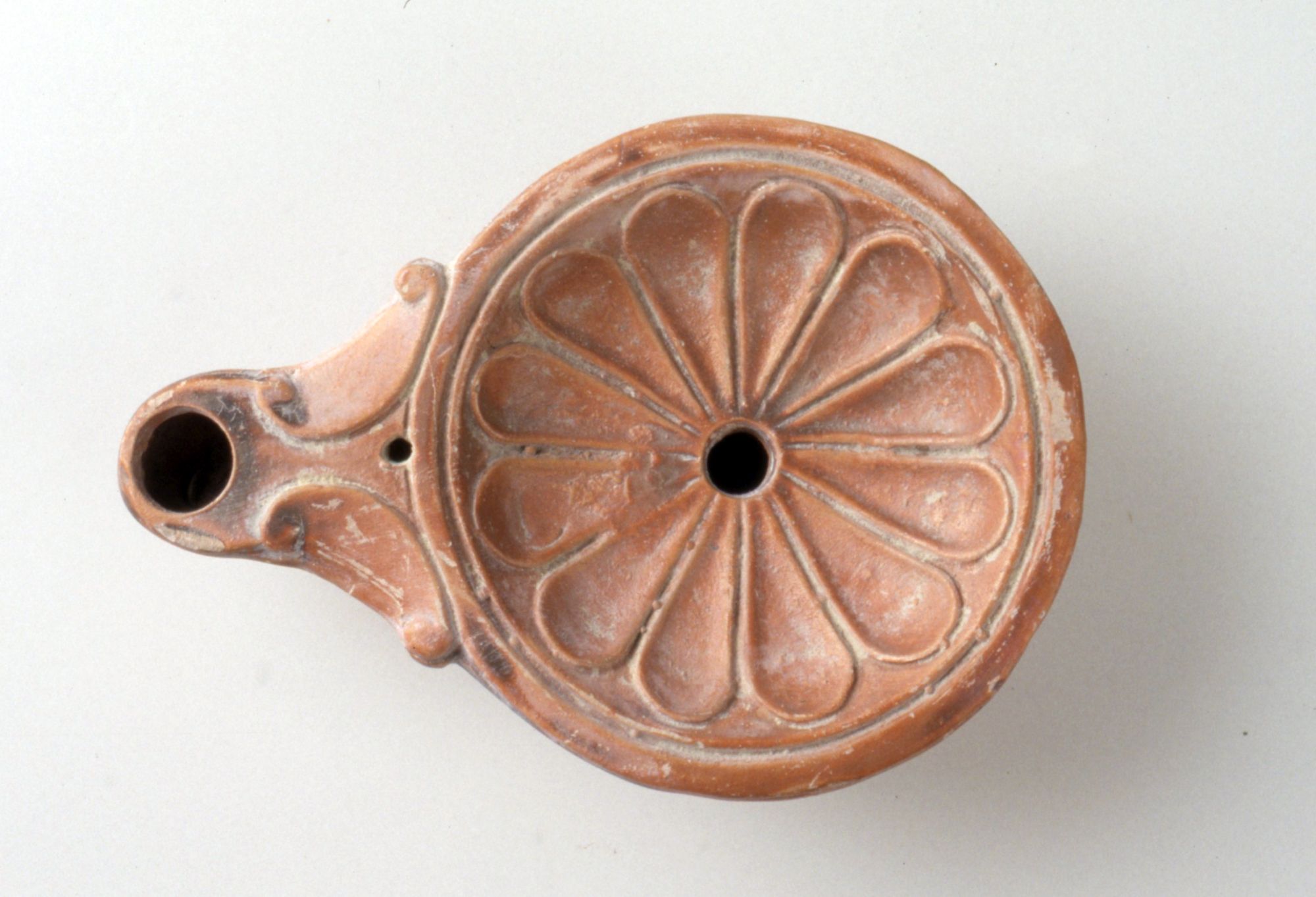 Lucerna a volute, Loeschcke IV (Terzo quarto Sec. I d. C)
