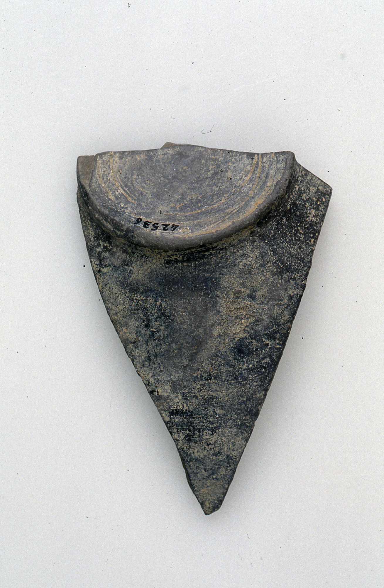 Coppetta emisferica con orlo e piede distinti, Mayet XXX (?) (Seconda metà Sec. I d. C)